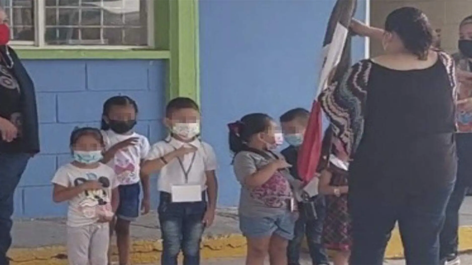 Maestra pide a sus alumnos de kínder saludar a la Bandera y se vuelven virales